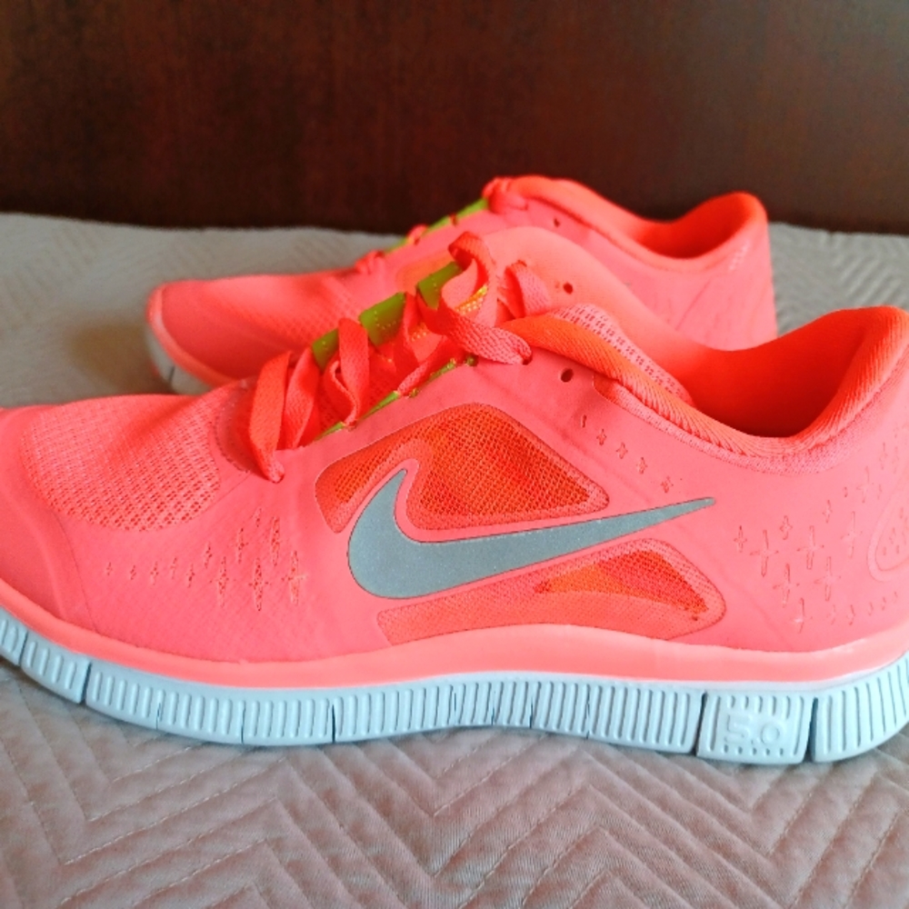 Nike | Women's Free Run 3, light red/fluorescent green, size 8.5